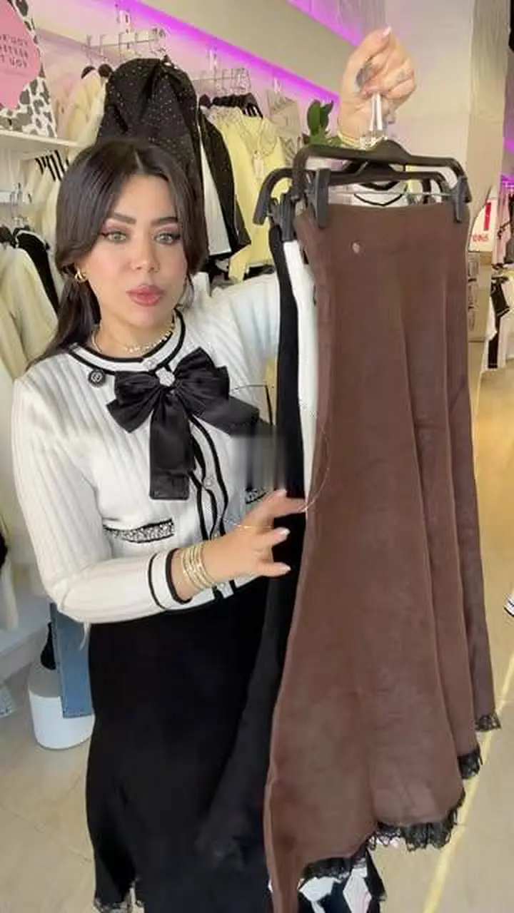 بلوزة بفيونكة وجيبة ريب