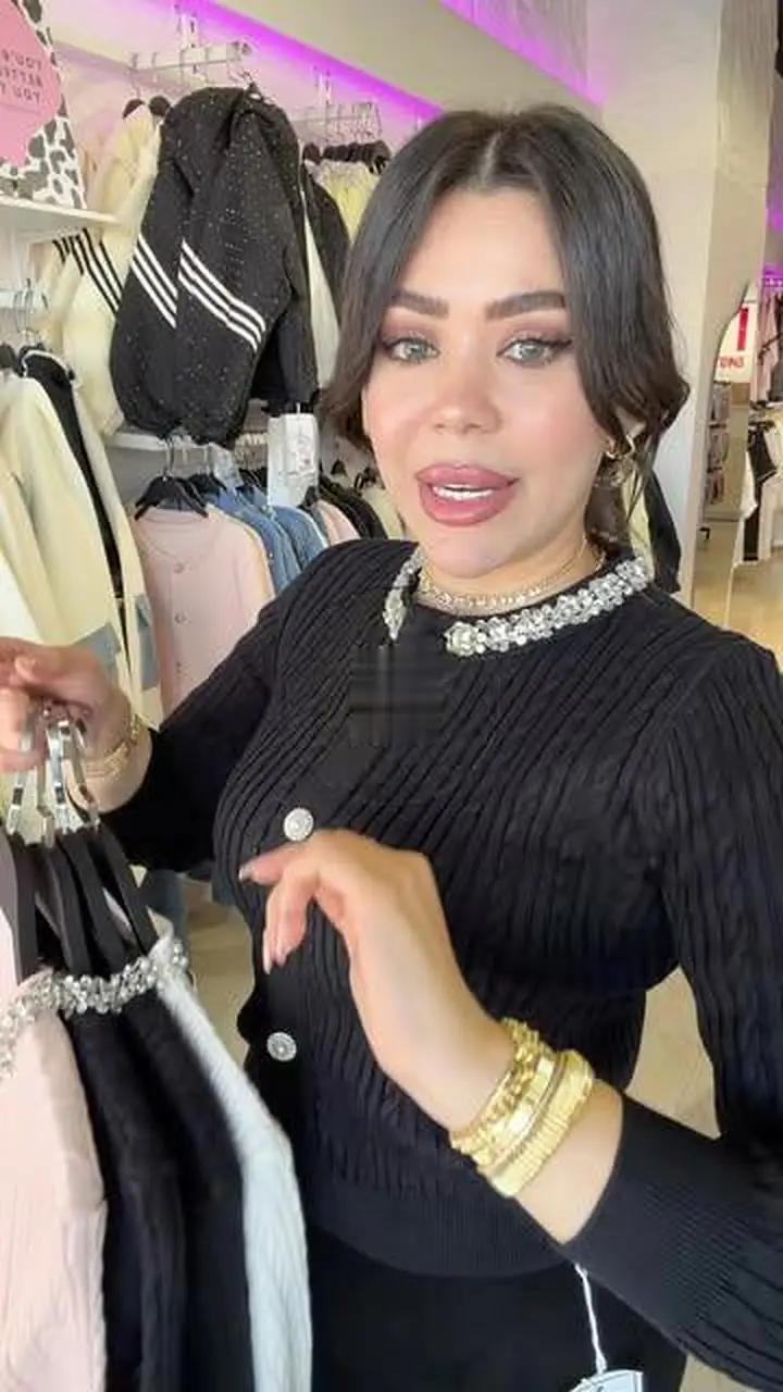بلوزة تريكو سوداء بياقة لولي